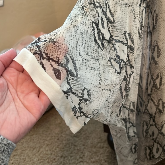 Flowy v-neck top - Picture 3 of 3